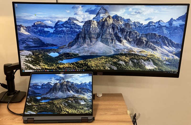 モニターアームでノートパソコンもサブモニターとして利用