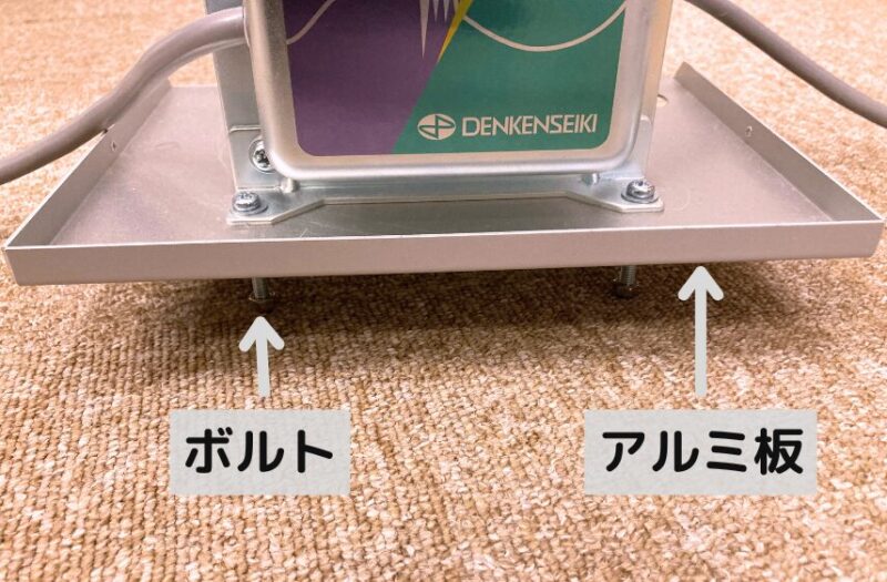 ノイズカットトランスの下にアルミ放熱板を取り付け、ボルトで固定している様子